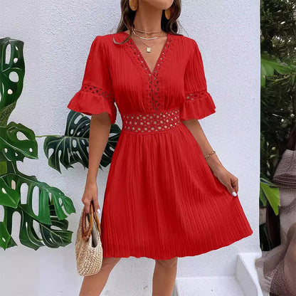 Schickes Kleid mit V-Ausschnitt und Spitzenausschnitten